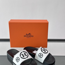Hermès男士拖鞋,采用柔软橡胶材质,鞋面印有经典马车图案和“HERMÈS PARIS”字样,品牌感满 Hermès男士拖鞋,采用柔软橡胶材质,鞋面印有经典马车图案和“HERMÈS PARIS”字样,品牌感满