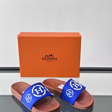Hermès男士拖鞋,采用柔软橡胶材质,鞋面印有经典马车图案和“HERMÈS PARIS”字样,品牌感满 Hermès男士拖鞋,采用柔软橡胶材质,鞋面印有经典马车图案和“HERMÈS PARIS”字样,品牌感满