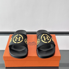 Hermès男士拖鞋,采用柔软橡胶材质,鞋面印有经典马车图案和“HERMÈS PARIS”字样,品牌感满 Hermès男士拖鞋,采用柔软橡胶材质,鞋面印有经典马车图案和“HERMÈS PARIS”字样,品牌感满