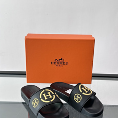 Hermès男士拖鞋,采用柔软橡胶材质,鞋面印有经典马车图案和“HERMÈS PARIS”字样,品牌感满 Hermès男士拖鞋,采用柔软橡胶材质,鞋面印有经典马车图案和“HERMÈS PARIS”字样,品牌感满