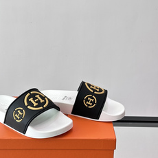 Hermès男士拖鞋,采用柔软橡胶材质,鞋面印有经典马车图案和“HERMÈS PARIS”字样,品牌感满 Hermès男士拖鞋,采用柔软橡胶材质,鞋面印有经典马车图案和“HERMÈS PARIS”字样,品牌感满