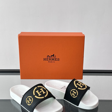 Hermès男士拖鞋,采用柔软橡胶材质,鞋面印有经典马车图案和“HERMÈS PARIS”字样,品牌感满 Hermès男士拖鞋,采用柔软橡胶材质,鞋面印有经典马车图案和“HERMÈS PARIS”字样,品牌感满