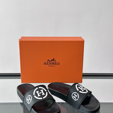 Hermès男士拖鞋,采用柔软橡胶材质,鞋面印有经典马车图案和“HERMÈS PARIS”字样,品牌感满 Hermès男士拖鞋,采用柔软橡胶材质,鞋面印有经典马车图案和“HERMÈS PARIS”字样,品牌感满