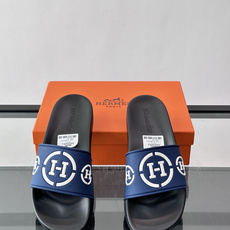 Hermès男士拖鞋,采用柔软橡胶材质,鞋面印有经典马车图案和“HERMÈS PARIS”字样,品牌感满 Hermès男士拖鞋,采用柔软橡胶材质,鞋面印有经典马车图案和“HERMÈS PARIS”字样,品牌感满