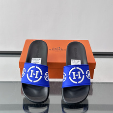Hermès男士拖鞋,采用柔软橡胶材质,鞋面印有经典马车图案和“HERMÈS PARIS”字样,品牌感满 Hermès男士拖鞋,采用柔软橡胶材质,鞋面印有经典马车图案和“HERMÈS PARIS”字样,品牌感满