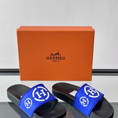 Hermès男士拖鞋,采用柔软橡胶材质,鞋面印有经典马车图案和“HERMÈS PARIS”字样,品牌感满 Hermès男士拖鞋,采用柔软橡胶材质,鞋面印有经典马车图案和“HERMÈS PARIS”字样,品牌感满