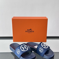 Hermès男士拖鞋,采用柔软橡胶材质,鞋面印有经典马车图案和“HERMÈS PARIS”字样,品牌感满 Hermès男士拖鞋,采用柔软橡胶材质,鞋面印有经典马车图案和“HERMÈS PARIS”字样,品牌感满