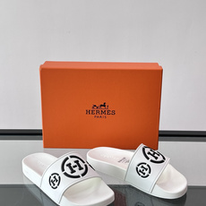 Hermès男士拖鞋,采用柔软橡胶材质,鞋面印有经典马车图案和“HERMÈS PARIS”字样,品牌感满 Hermès男士拖鞋,采用柔软橡胶材质,鞋面印有经典马车图案和“HERMÈS PARIS”字样,品牌感满
