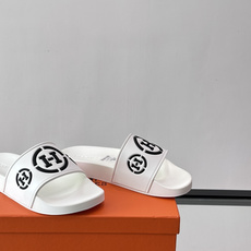 Hermès男士拖鞋,采用柔软橡胶材质,鞋面印有经典马车图案和“HERMÈS PARIS”字样,品牌感满 Hermès男士拖鞋,采用柔软橡胶材质,鞋面印有经典马车图案和“HERMÈS PARIS”字样,品牌感满
