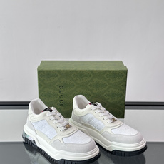 👟Gucci Screener系列厚底饼干鞋,采用牛皮,侧面点缀红绿织带,品牌辨识度超高✨。厚底设计约3 👟Gucci Screener系列厚底饼干鞋,采用牛皮,侧面点缀红绿织带,品牌辨识度超高✨。厚底设计约3