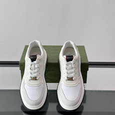👟Gucci Screener系列厚底饼干鞋,采用牛皮,侧面点缀红绿织带,品牌辨识度超高✨。厚底设计约3 👟Gucci Screener系列厚底饼干鞋,采用牛皮,侧面点缀红绿织带,品牌辨识度超高✨。厚底设计约3
