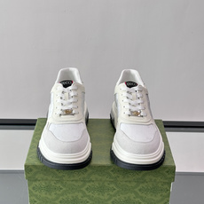 👟Gucci Screener系列厚底饼干鞋,采用牛皮,侧面点缀红绿织带,品牌辨识度超高✨。厚底设计约3 👟Gucci Screener系列厚底饼干鞋,采用牛皮,侧面点缀红绿织带,品牌辨识度超高✨。厚底设计约3
