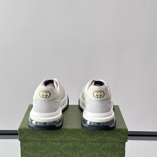 👟Gucci Screener系列厚底饼干鞋,采用牛皮,侧面点缀红绿织带,品牌辨识度超高✨。厚底设计约3 👟Gucci Screener系列厚底饼干鞋,采用牛皮,侧面点缀红绿织带,品牌辨识度超高✨。厚底设计约3