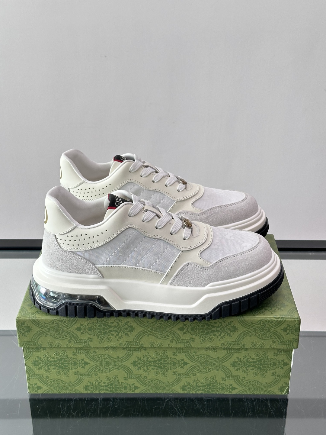 👟Gucci Screener系列厚底饼干鞋，采用牛皮，侧面点缀红绿织带，品牌辨识度超高✨。厚底设计约3