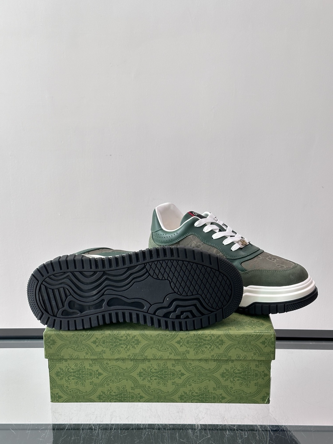 👟Gucci Screener系列厚底饼干鞋，采用牛皮，侧面点缀红绿织带，品牌辨识度超高✨。厚底设计约3