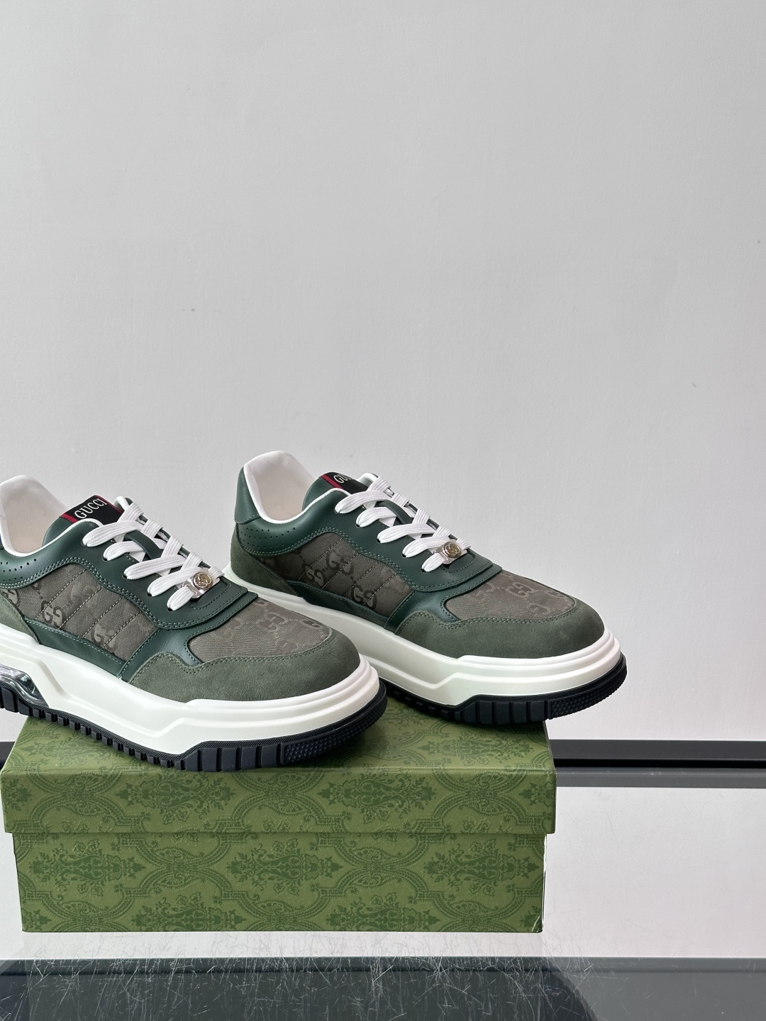 👟Gucci Screener系列厚底饼干鞋，采用牛皮，侧面点缀红绿织带，品牌辨识度超高✨。厚底设计约3