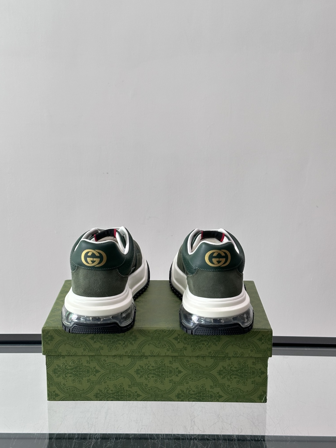 👟Gucci Screener系列厚底饼干鞋，采用牛皮，侧面点缀红绿织带，品牌辨识度超高✨。厚底设计约3