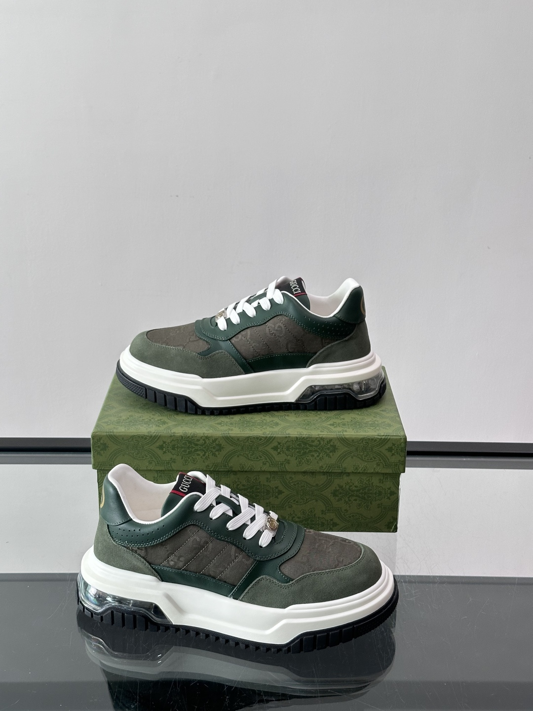 👟Gucci Screener系列厚底饼干鞋，采用牛皮，侧面点缀红绿织带，品牌辨识度超高✨。厚底设计约3
