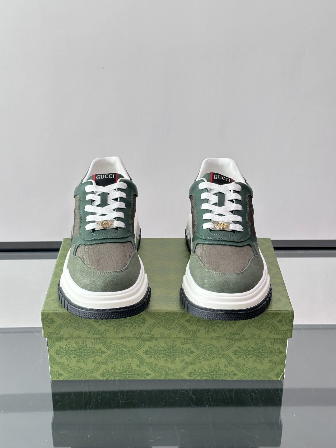 👟Gucci Screener系列厚底饼干鞋，采用牛皮，侧面点缀红绿织带，品牌辨识度超高✨。厚底设计约3