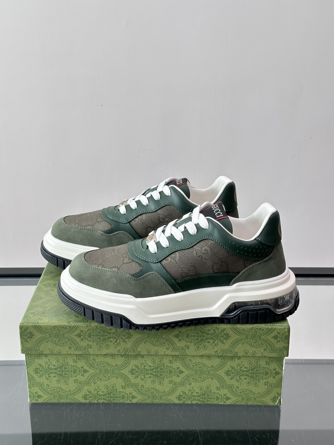 👟Gucci Screener系列厚底饼干鞋，采用牛皮，侧面点缀红绿织带，品牌辨识度超高✨。厚底设计约3