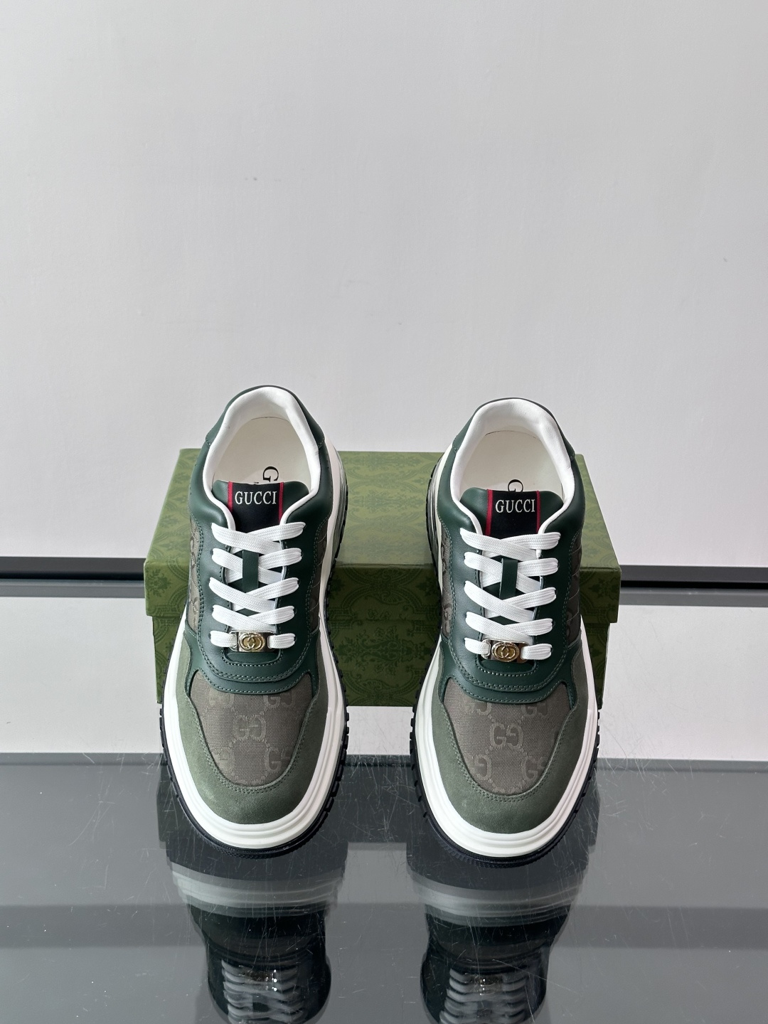 👟Gucci Screener系列厚底饼干鞋，采用牛皮，侧面点缀红绿织带，品牌辨识度超高✨。厚底设计约3