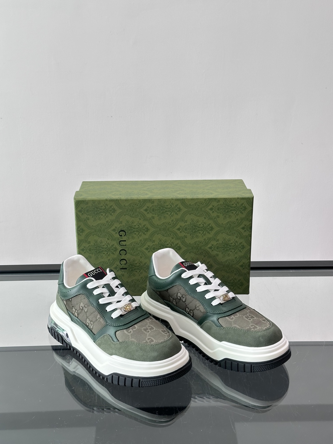👟Gucci Screener系列厚底饼干鞋，采用牛皮，侧面点缀红绿织带，品牌辨识度超高✨。厚底设计约3