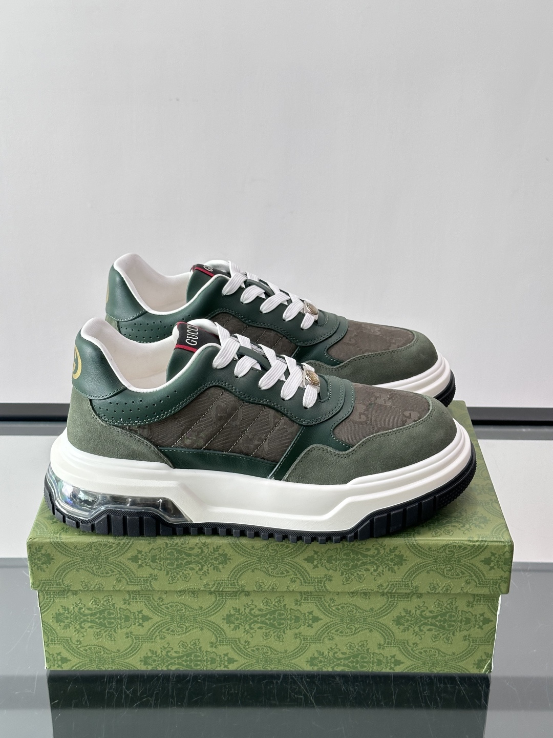👟Gucci Screener系列厚底饼干鞋，采用牛皮，侧面点缀红绿织带，品牌辨识度超高✨。厚底设计约3