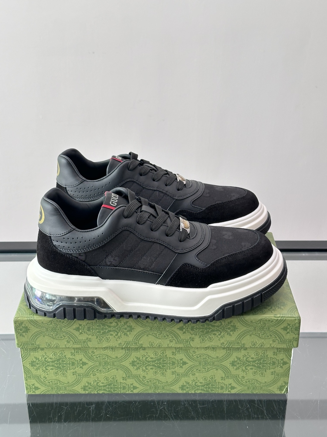 👟Gucci Screener系列厚底饼干鞋，采用牛皮，侧面点缀红绿织带，品牌辨识度超高✨。厚底设计约3