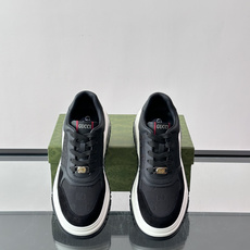 👟Gucci Screener系列厚底饼干鞋,采用牛皮,侧面点缀红绿织带,品牌辨识度超高✨。厚底设计约3 👟Gucci Screener系列厚底饼干鞋,采用牛皮,侧面点缀红绿织带,品牌辨识度超高✨。厚底设计约3