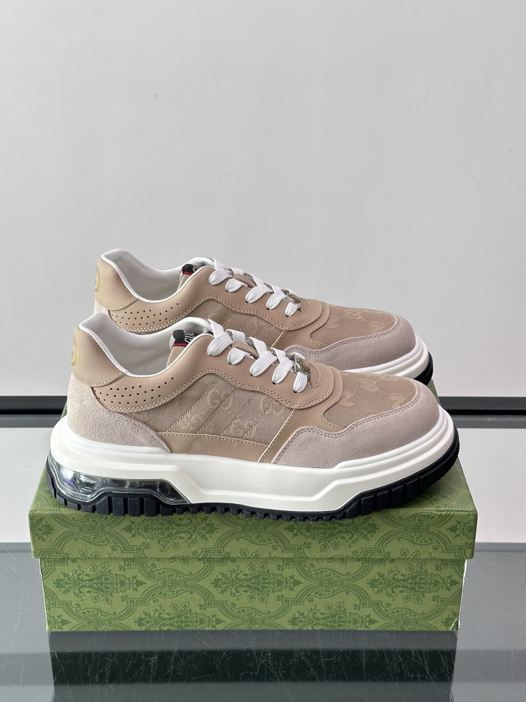 👟Gucci Screener系列厚底饼干鞋，采用牛皮，侧面点缀红绿织带，品牌辨识度超高✨。厚底设计约3