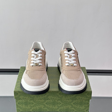 👟Gucci Screener系列厚底饼干鞋,采用牛皮,侧面点缀红绿织带,品牌辨识度超高✨。厚底设计约3 👟Gucci Screener系列厚底饼干鞋,采用牛皮,侧面点缀红绿织带,品牌辨识度超高✨。厚底设计约3