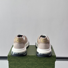 👟Gucci Screener系列厚底饼干鞋,采用牛皮,侧面点缀红绿织带,品牌辨识度超高✨。厚底设计约3 👟Gucci Screener系列厚底饼干鞋,采用牛皮,侧面点缀红绿织带,品牌辨识度超高✨。厚底设计约3