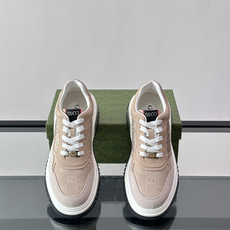 👟Gucci Screener系列厚底饼干鞋,采用牛皮,侧面点缀红绿织带,品牌辨识度超高✨。厚底设计约3 👟Gucci Screener系列厚底饼干鞋,采用牛皮,侧面点缀红绿织带,品牌辨识度超高✨。厚底设计约3