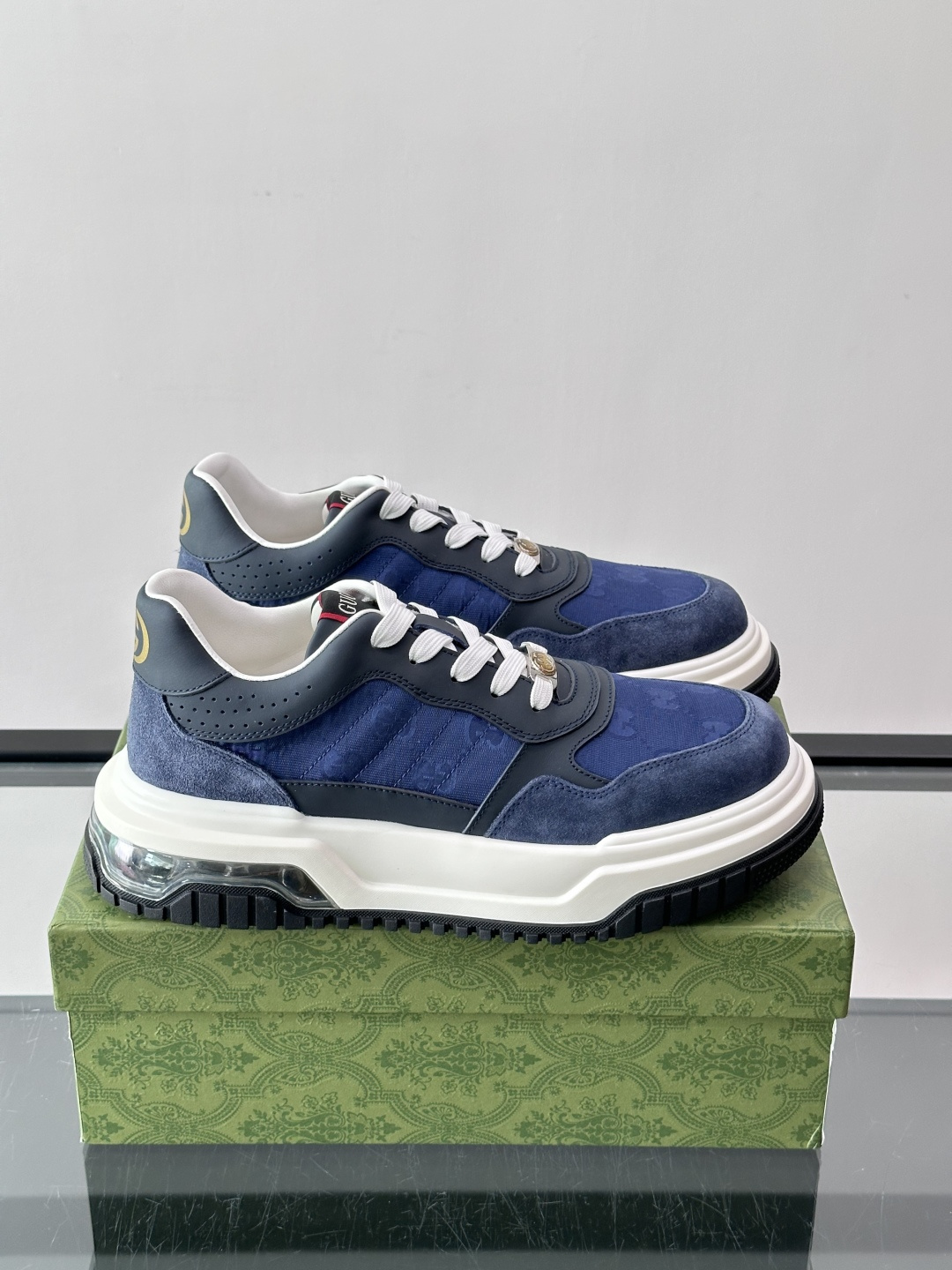 👟Gucci Screener系列厚底饼干鞋，采用牛皮，侧面点缀红绿织带，品牌辨识度超高✨。厚底设计约3