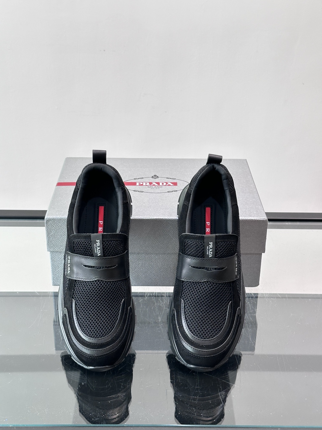 Prada 男士运动鞋，采用网布+织物拼接，搭配标志性魔术贴，穿脱超方便！厚底设计，缓震舒适，日常穿搭或
