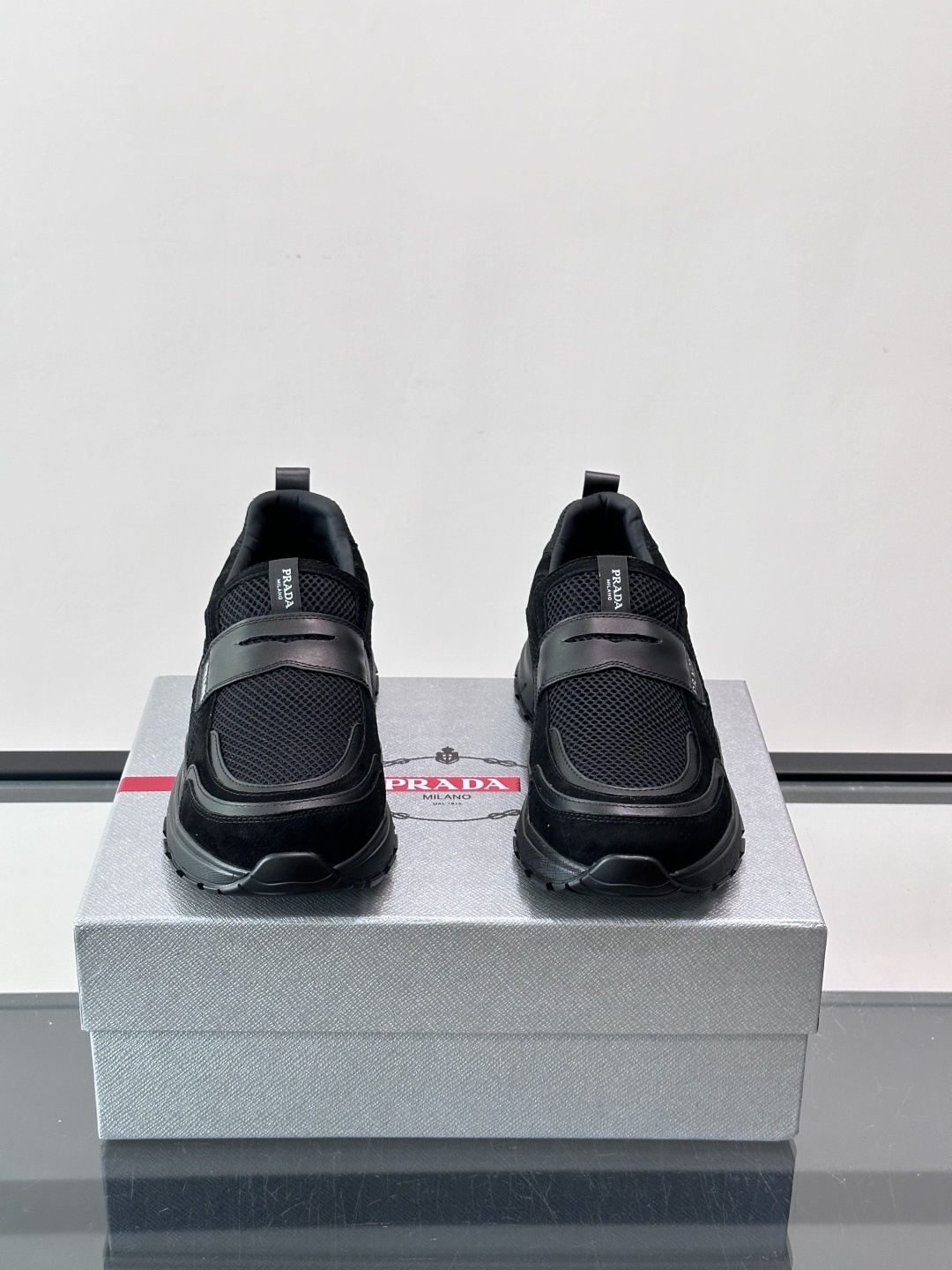 Prada 男士运动鞋，采用网布+织物拼接，搭配标志性魔术贴，穿脱超方便！厚底设计，缓震舒适，日常穿搭或