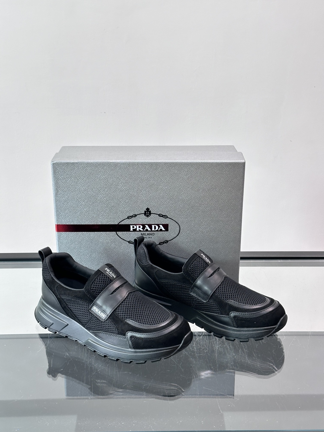 Prada 男士运动鞋，采用网布+织物拼接，搭配标志性魔术贴，穿脱超方便！厚底设计，缓震舒适，日常穿搭或