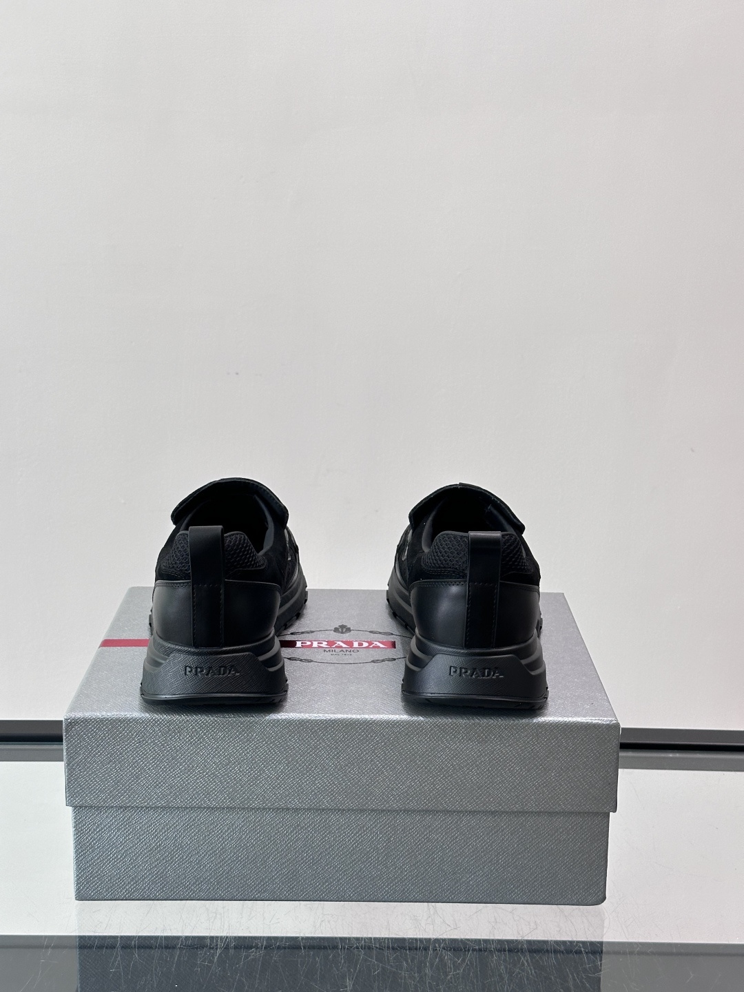 Prada 男士运动鞋，采用网布+织物拼接，搭配标志性魔术贴，穿脱超方便！厚底设计，缓震舒适，日常穿搭或