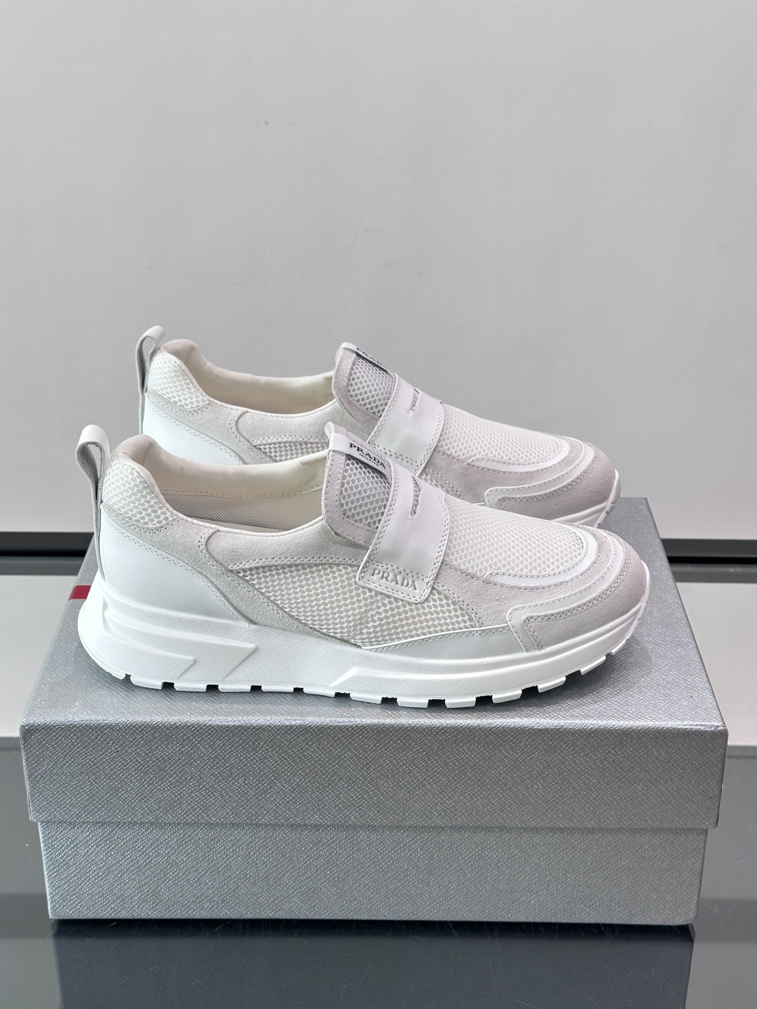 Prada 男士运动鞋，采用网布+织物拼接，搭配标志性魔术贴，穿脱超方便！厚底设计，缓震舒适，日常穿搭或