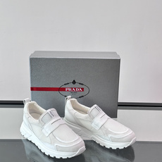 Prada 男士运动鞋,采用网布+织物拼接,搭配标志性魔术贴,穿脱超方便!厚底设计,缓震舒适,日常穿搭或 Prada 男士运动鞋,采用网布+织物拼接,搭配标志性魔术贴,穿脱超方便!厚底设计,缓震舒适,日常穿搭或