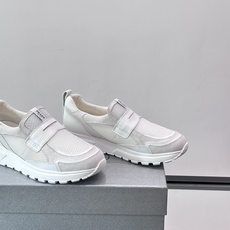 Prada 男士运动鞋,采用网布+织物拼接,搭配标志性魔术贴,穿脱超方便!厚底设计,缓震舒适,日常穿搭或 Prada 男士运动鞋,采用网布+织物拼接,搭配标志性魔术贴,穿脱超方便!厚底设计,缓震舒适,日常穿搭或