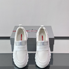 Prada 男士运动鞋,采用网布+织物拼接,搭配标志性魔术贴,穿脱超方便!厚底设计,缓震舒适,日常穿搭或 Prada 男士运动鞋,采用网布+织物拼接,搭配标志性魔术贴,穿脱超方便!厚底设计,缓震舒适,日常穿搭或