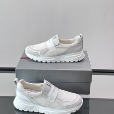 Prada 男士运动鞋,采用网布+织物拼接,搭配标志性魔术贴,穿脱超方便!厚底设计,缓震舒适,日常穿搭或 Prada 男士运动鞋,采用网布+织物拼接,搭配标志性魔术贴,穿脱超方便!厚底设计,缓震舒适,日常穿搭或