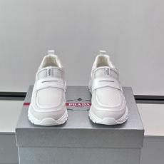 Prada 男士运动鞋,采用网布+织物拼接,搭配标志性魔术贴,穿脱超方便!厚底设计,缓震舒适,日常穿搭或 Prada 男士运动鞋,采用网布+织物拼接,搭配标志性魔术贴,穿脱超方便!厚底设计,缓震舒适,日常穿搭或