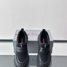 Prada 男士运动鞋,采用网布+织物拼接,搭配标志性魔术贴,穿脱超方便!厚底设计,缓震舒适,日常穿搭或 Prada 男士运动鞋,采用网布+织物拼接,搭配标志性魔术贴,穿脱超方便!厚底设计,缓震舒适,日常穿搭或
