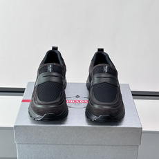 Prada 男士运动鞋,采用网布+织物拼接,搭配标志性魔术贴,穿脱超方便!厚底设计,缓震舒适,日常穿搭或 Prada 男士运动鞋,采用网布+织物拼接,搭配标志性魔术贴,穿脱超方便!厚底设计,缓震舒适,日常穿搭或