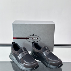 Prada 男士运动鞋,采用网布+织物拼接,搭配标志性魔术贴,穿脱超方便!厚底设计,缓震舒适,日常穿搭或 Prada 男士运动鞋,采用网布+织物拼接,搭配标志性魔术贴,穿脱超方便!厚底设计,缓震舒适,日常穿搭或