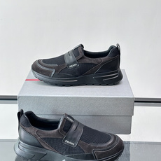 Prada 男士运动鞋,采用网布+织物拼接,搭配标志性魔术贴,穿脱超方便!厚底设计,缓震舒适,日常穿搭或 Prada 男士运动鞋,采用网布+织物拼接,搭配标志性魔术贴,穿脱超方便!厚底设计,缓震舒适,日常穿搭或