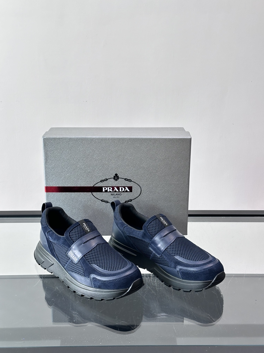 Prada 男士运动鞋，采用网布+织物拼接，搭配标志性魔术贴，穿脱超方便！厚底设计，缓震舒适，日常穿搭或