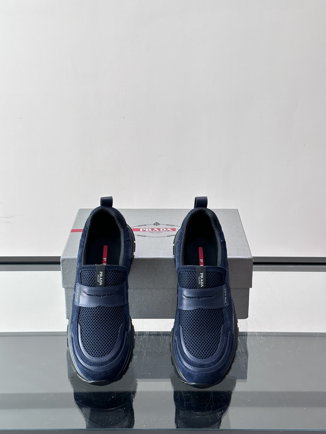 Prada 男士运动鞋，采用网布+织物拼接，搭配标志性魔术贴，穿脱超方便！厚底设计，缓震舒适，日常穿搭或